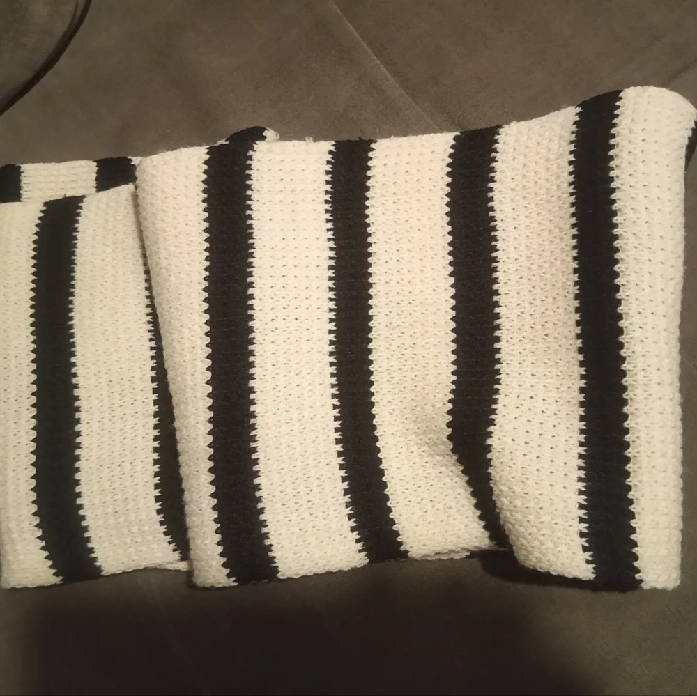 Classic GAP Black and Cream Striped Knit Scarfx